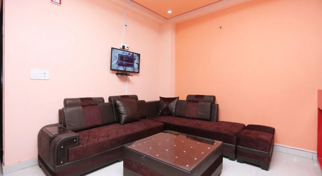 OYO 28172 Hotel Golden Palace, Забронировать Отель Газиабад штат Уттар-Прадеш, рядом с Артала