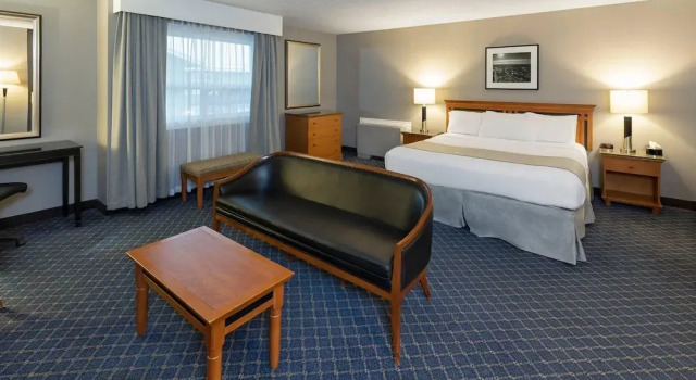 Двухместный люкс Clarion Pointe Medicine Hat Saamis Tepee