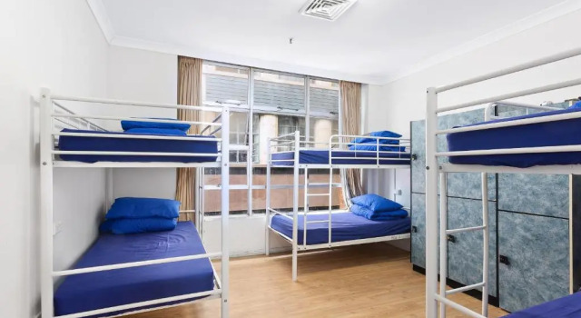 Кровать в общем номере Summer House Sydney City