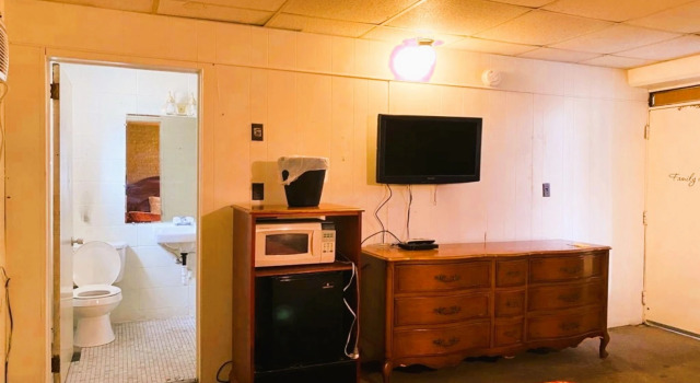Sonrise Inn Lincoln Hwy By OYO, Rezerwuj Mini-hotel Hotele w Breezewood z parkingiem, Parking