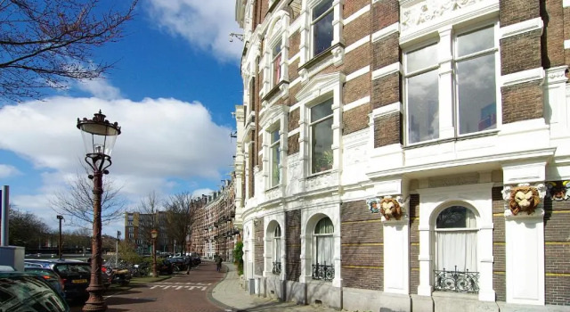 Luxury Leidseplein with Private Patio, Забронировать Отель Амстердам 