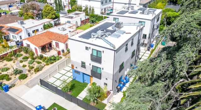 Коттедж Stylish Sherman Oaks Townhouse W/ 3 Master Suites