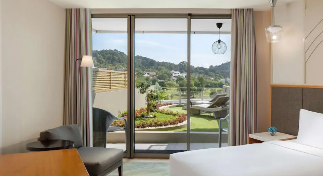 Номер Deluxe с балконом Radisson Golf & Convention Center Batam
