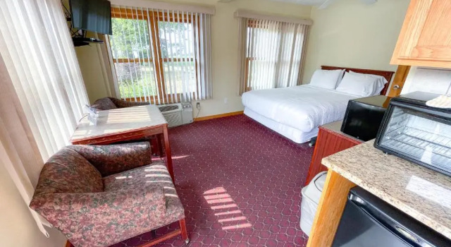 Двухместный номер Standard с видом на озеро Lake Bluff Inn and Suites