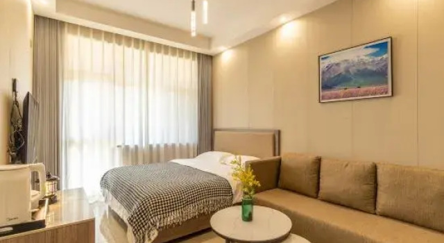 Двухместный семейный люкс с видом на озеро Bole Silk Road Pearl Hotel (Sailimu Lake Scenic Area)