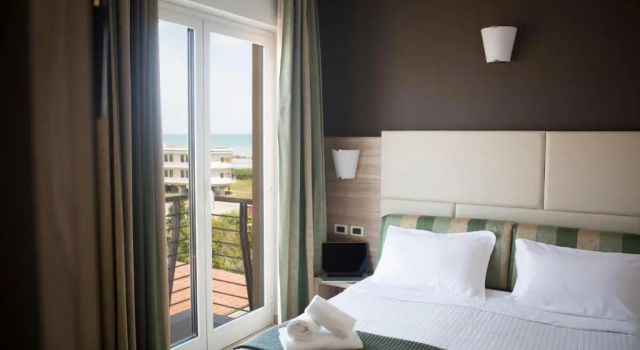 Трёхместный номер Comfort с балконом Hotel Prestige