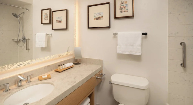 Четырёхместный номер Standard Sheraton Kauai Coconut Beach Resort