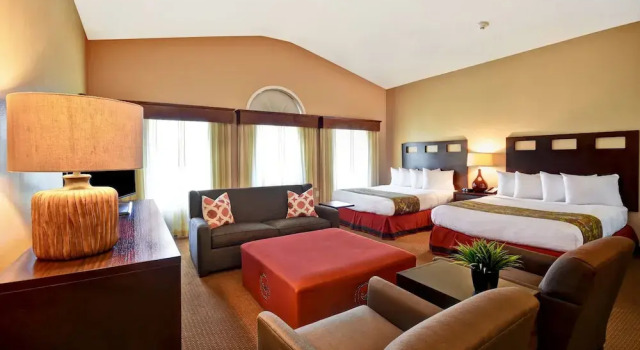 Четырёхместный люкс Deluxe GrandStay Hotel & Suites La Crosse