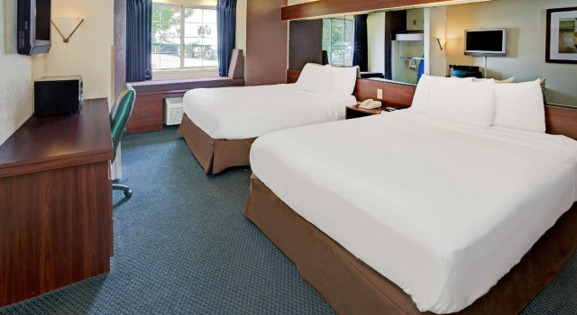 Четырёхместный номер Standard Microtel Inn by Wyndham Atlanta Airport