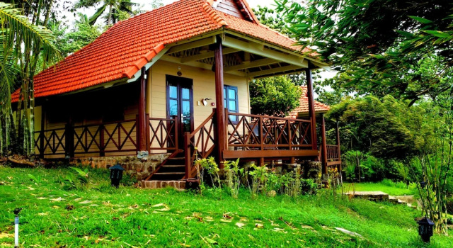 Бунгало с балконом и рядом с пляжем Phu Quoc Eco Beach Resort