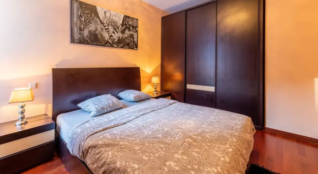 Spacious 2BR Apt w Terrace Pkg Near DT