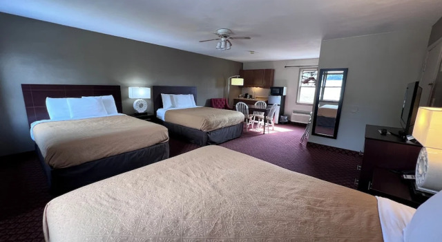 Четырёхместный люкс c 1 комнатой Rodeway Inn & Suites Hershey Chocolate Avenue