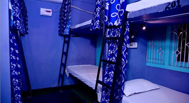 Кровать в общем номере Om Rest House by Bunny Cafe Varanasi