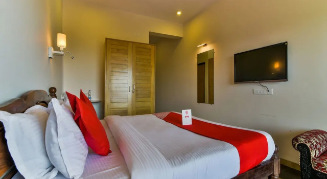 Capital O 12343 Aarya Boulevard, Rezerwuj Hotel Hotele w Pernem z parkingiem, Parking