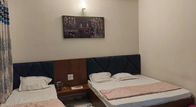 Hotel Shri Balaji Dham, Family Room Near Mathura Railway Station, Забронировать Отель Матхура штат Уттар-Прадеш