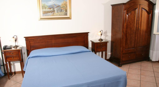 Gaudi Guest House, Забронировать Отель Отели Рима с завтраком, рядом с Станция метро Manzoni, Завтраки