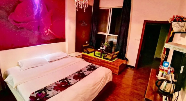 Fenghuang Little Bear Family Guest House