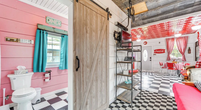 Коттедж c 1 комнатой Fifties Diner-style Llano Home w/ Shared Fire Pit