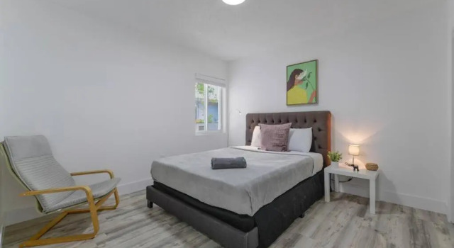 *Beautiful Family House 3 bd/2 bathrooms+backyard*, Varaa Hotelli Hotellit Bayshore pysäköinnillä, Pysäköinti