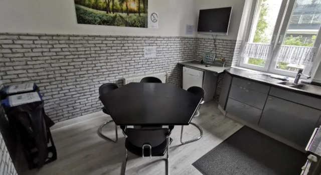Evas Hostel - Self Check-In & Only Private Rooms, Забронировать Хостел Хольтхаузен Дюссельдорф, рядом с Фрайцайтпарк Нидерайдер-Вельдхен