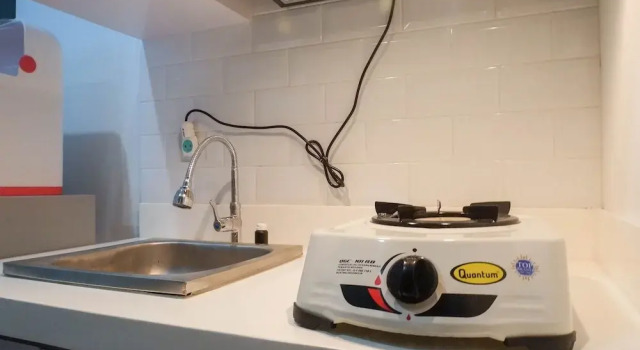 Comfy Studio Apartment Connected to Mall at Benson Supermall Mansion, Book Lejlighed Hoteller i Sambikerep med pool, Swimmingpool