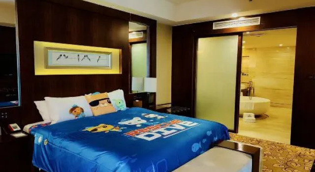Семейный люкс с балконом и с видом на море Gold Time Hotel