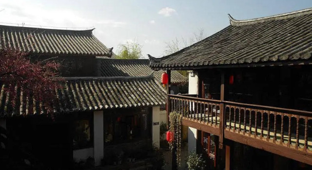 Lijiang Red Flower Inn, Забронировать Отель Лицзян Юньнань, рядом с Улица Сквер-стрит Древнего города Даянь