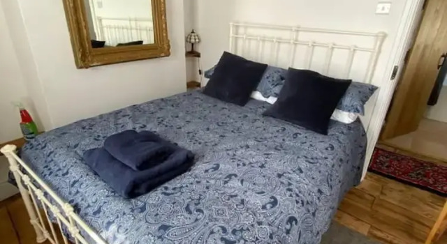 The Pepper Pot Sleeps 4 Sunlit Garden