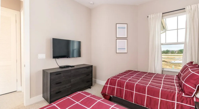 Upscale Townhome W/pool Access! 5 mi. to Disney!