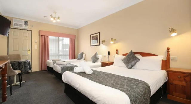 Четырёхместный номер Economy New England Motor Inn