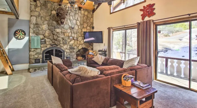Swiss-style Chalet w/ Fireplace - Near Story Land!