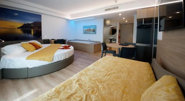 Полулюкс Ambassador Suite Hotel