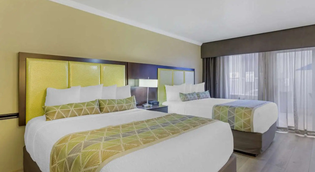 Четырёхместный номер Standard с видом на бассейн Best Western Canoga Park Motor Inn