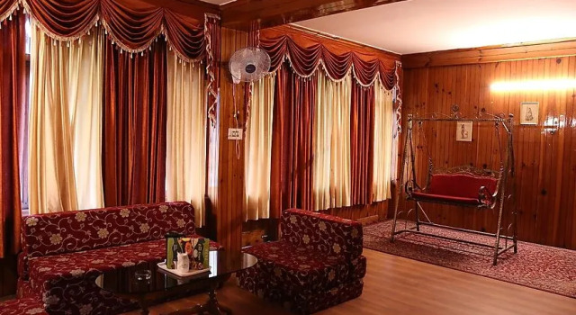 Люкс с балконом и с видом на горы Hotel Ever Green