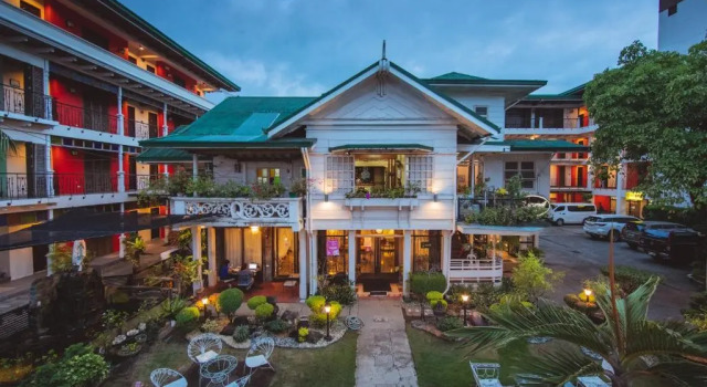 Кровать в общем номере Rosvenil Hotel