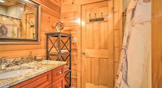 Коттедж Saltwater Pool & Mtn-view Deck: Pigeon Forge Cabin