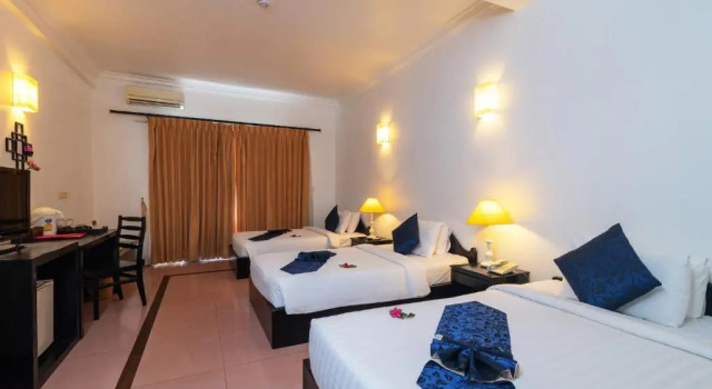 Трёхместный номер Deluxe с балконом и с видом на бассейн Amber Angkor Villa Hotel & Spa