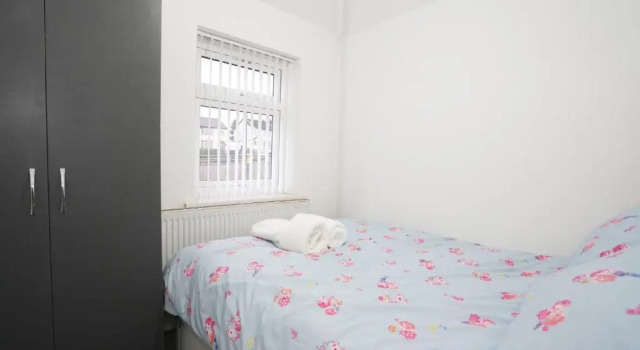 BIRMINGHAM COPLOW, 3 bedrooms house, with 6 beds, 2x doubles beds, 3x singles beds and 1 sofa-bed,sleeps people, Varaa Hotelli Edgbaston 