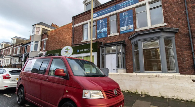 Find "DWELLCOME HOME Ltd" site for 10oo10 assurance from past guests - Huge 4 Bedroom Townhouse with 7 beds, 3 kings, 1 double, 2 singles, double sofa bed 100 Mbps broadband, free parking, Miles better than a hotel