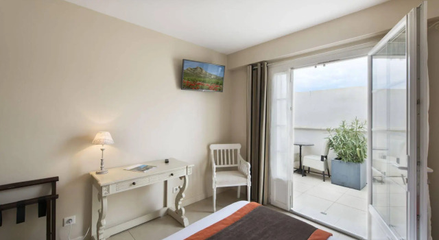 Hotel Le Mas Saint Joseph, Забронировать Отель Отели Сен-Реми-де-Прованса с парковкой, рядом с Bob Appleman's Sculptures, Парковка