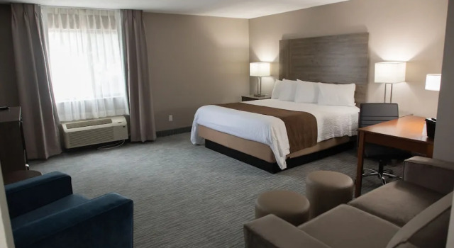 Двухместный люкс Lomira Inn and Suites