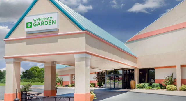 Кровать в общем номере Wyndham Garden Stillwater