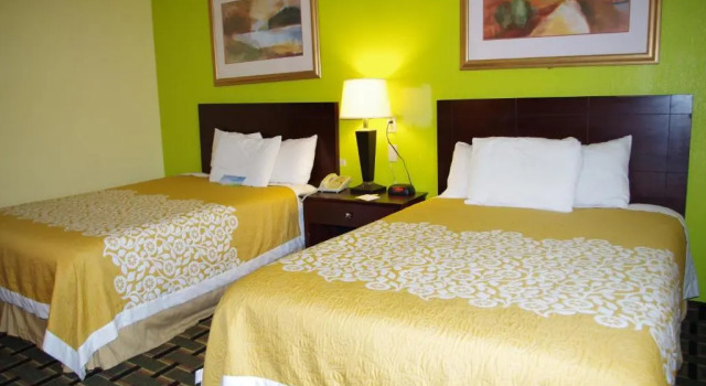 Четырёхместный номер Deluxe Days Hotel by Wyndham Danville Conference Center