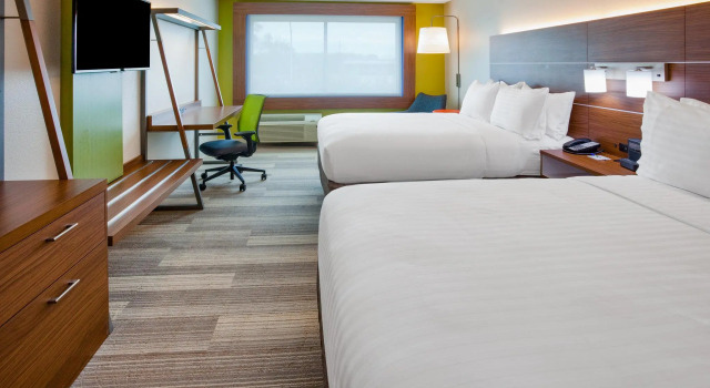 Четырёхместный номер Standard Holiday Inn Express and Suites Des Moines Downtown by IHG