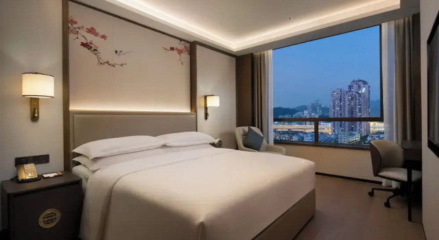 Люкс с 2 комнатами Yuexiu Hotel Guangzhou,Curio Collection by Hilton