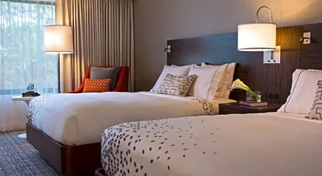 Номер Standard Renaissance Westchester Hotel