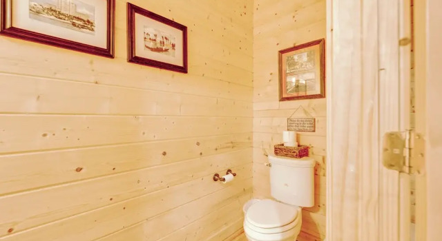 Коттедж Luxury Cabin w/ Deck < 5 Miles to Sapphire Valley!