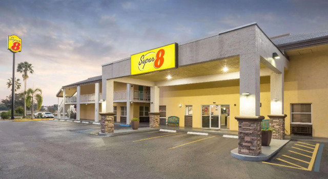 Кровать в общем номере Super 8 by Wyndham Ellenton Bradenton Area