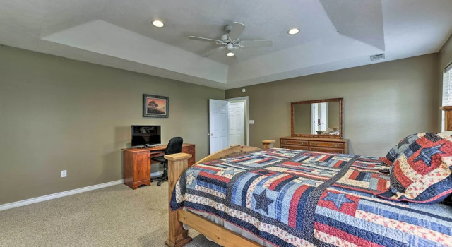 Cozy College Station Home w/ Patio and Fireplace, Rezerwuj Dom wakacyjny Domki letniskowe w College Station, Domek