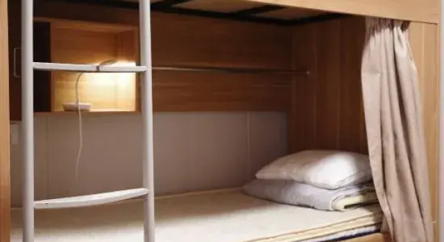 Кровать в общем номере (мужской номер) RIYUE Bay ROOTS Guesthouse